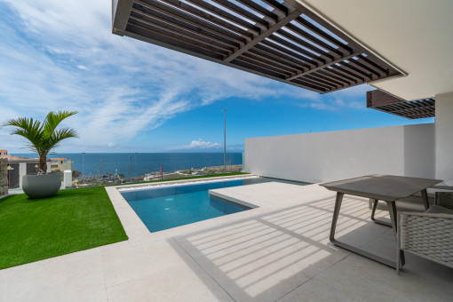 Pool und Terrasse