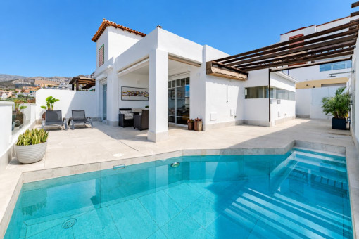 Moderne Villa mit drei Schlafzimmern, privatem Pool, Garage und Meerblick in San Eugenio Alto