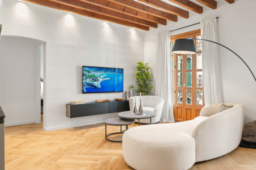 Gemütliches Wohnzimmer mit Zugang zum Balkon  