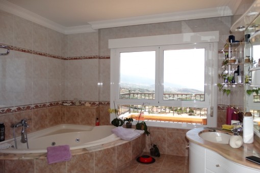 Helles geräumiges Badezimmer in schönem Design