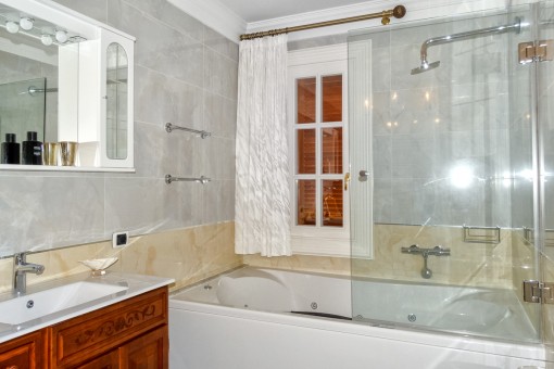 Badezimmer mit Badewanne und Tageslicht