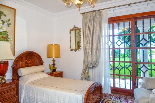 Schlafzimmer mit Einzelbetten und direktem Zugang zum Garten