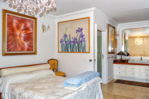 Großzügiges Schlafzimmer mit Einbauschrank und Badezimmer en Suite