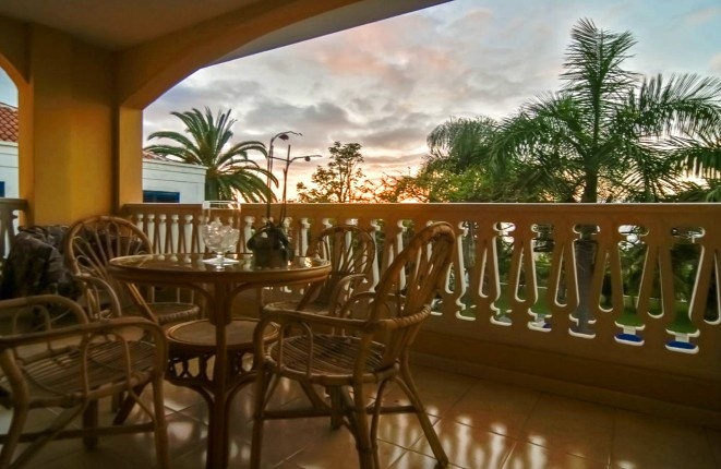 Der Balkon mit Sonnenuntergang