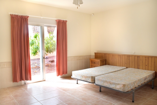 Großes Schlafzimmer mit Doppelbett