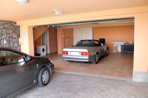 Die Garage für zwei Fahrzeuge
