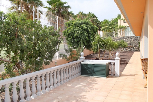 Lange Terrasse mit toller Gartenanlage