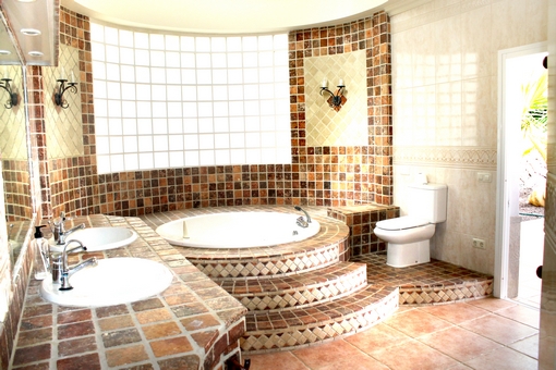 Badezimmer mit Jacuzzi