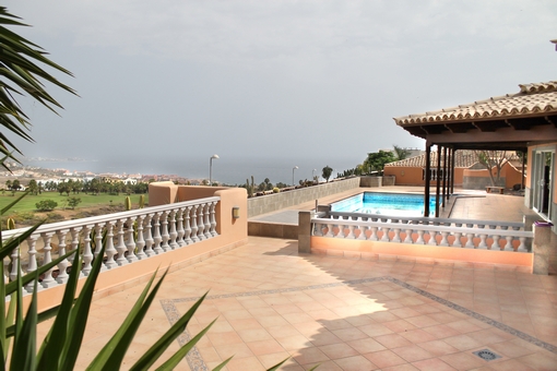 Große Terrasse mit Swimmingpool und Meerblick