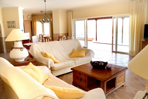 Geräumiges Wohn-und Esszimmer mit Zugang zur Terrasse