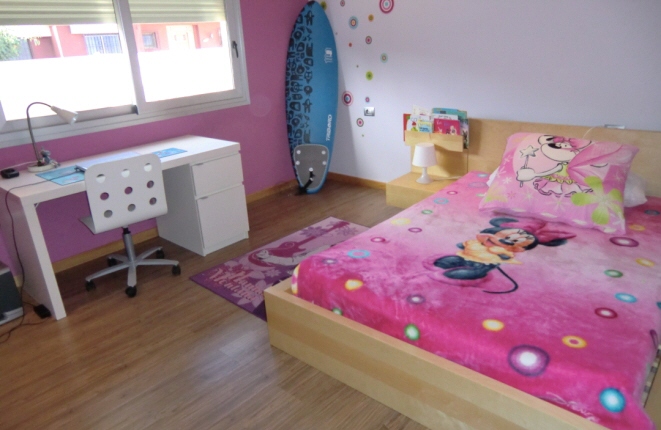 Drittes Schlafzimmer mit größerem Bett