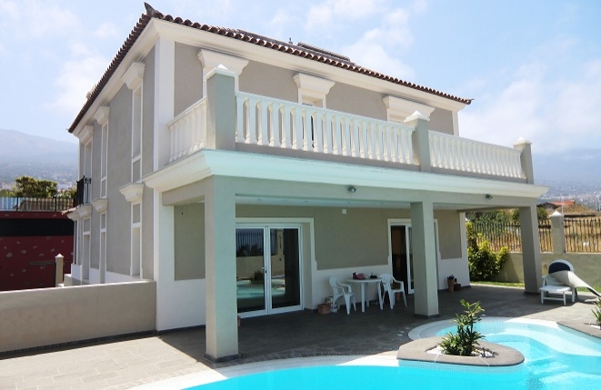 Neuwertiges Haus nahe Puerto de la Cruz mit Pool und Meerblick