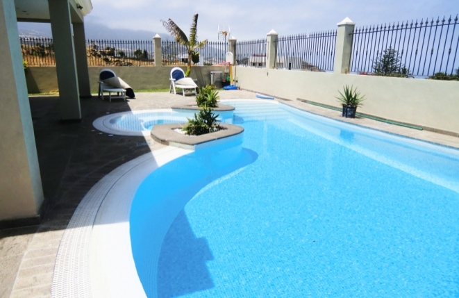 Neu angelegter Pool im Terrassenbereich