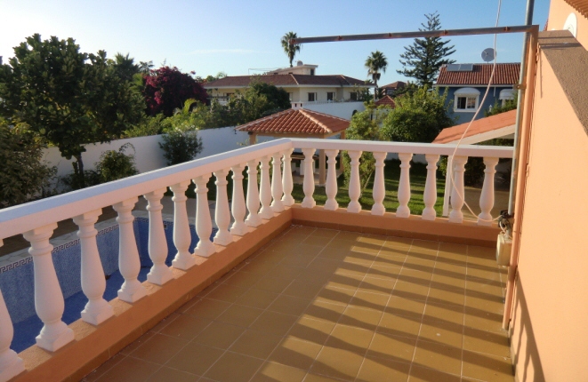 Blick auf den Pool und die Grünfläche