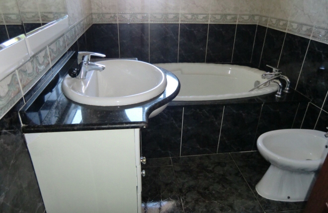 Elegantes Badezimmer mit Badewanne