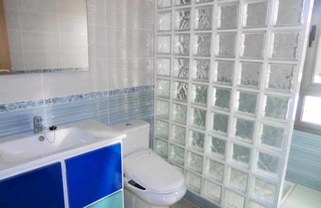 Weiteres Bad mit selbstreinigender Toilette und Regendusche