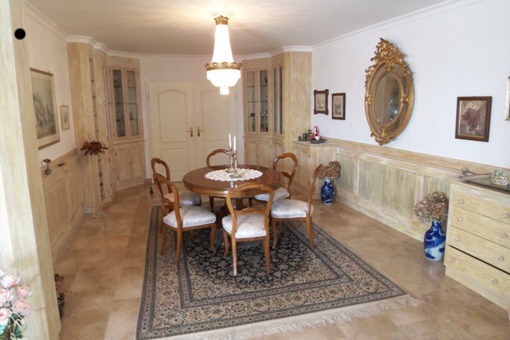 Großzügige Terrasse in erster Linie