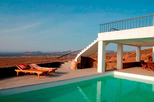 Der Pool und die unberührte Landschaft im Hintergrund