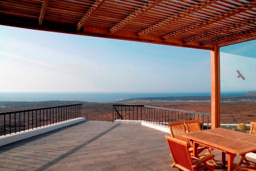 Die große Terrasse mit atemberaubendem Blick auf das Meer