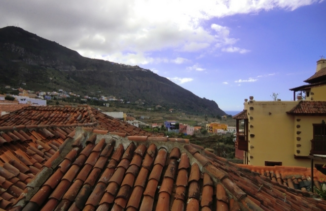 Wundervoller Blick von der Dachterrasse auf die bergige Landschaft und das Meer